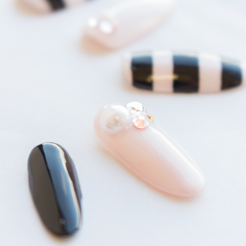 パステルピンクと黒のボーダーネイル