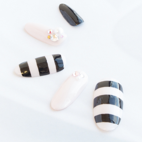 パステルピンクと黒のボーダーネイル