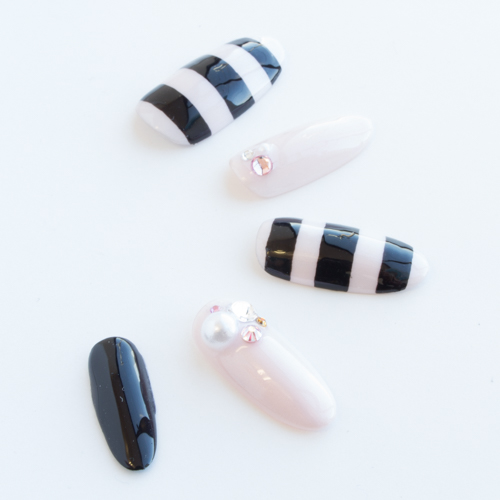 パステルピンクと黒のボーダーネイル