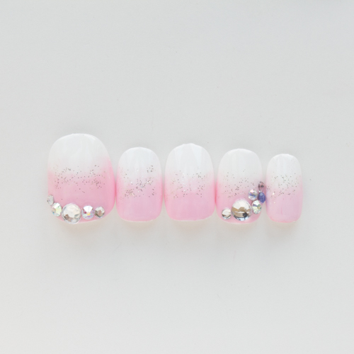 白とピンクのほんのりグラデーションネイル