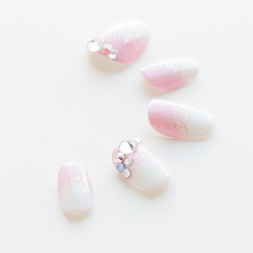 白とピンクのほんのりグラデーションネイル