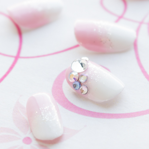 白とピンクのほんのりグラデーションネイル