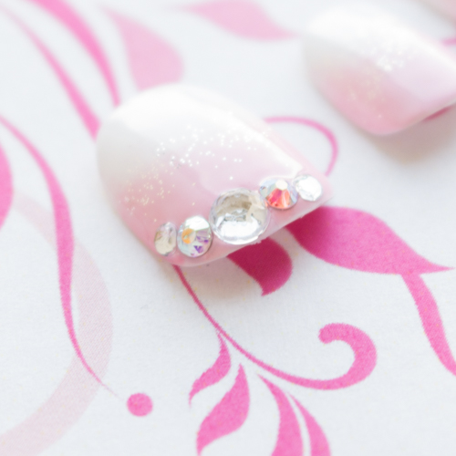 白とピンクのほんのりグラデーションネイル