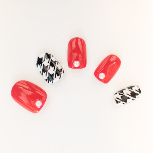 赤の千鳥格子柄ネイル