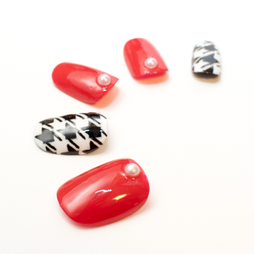 赤の千鳥格子柄ネイル