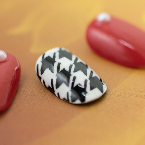 赤の千鳥格子柄ネイル