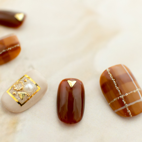 キャメルのチェックネイル