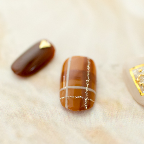 キャメルのチェックネイル